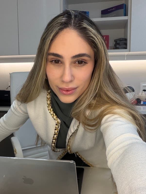 Depois — pele tratada com skincare orientado